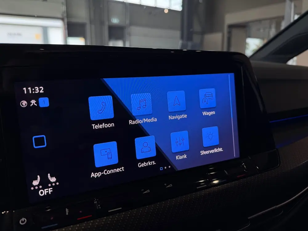 Volkswagen Golf 1.5 eTSI R-Line Business PANO uit 2023, foto 15