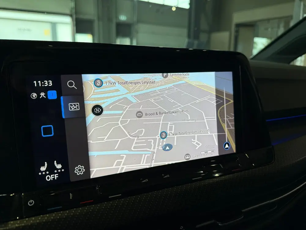 Volkswagen Golf 1.5 eTSI R-Line Business PANO uit 2023, foto 17