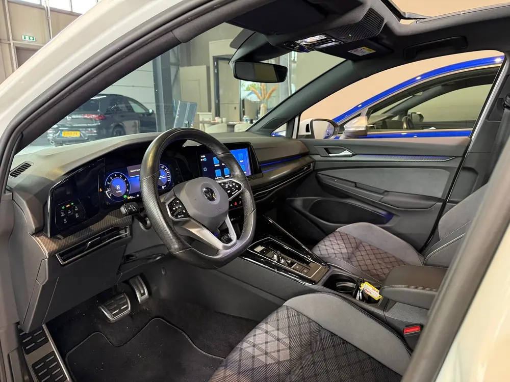 Volkswagen Golf 1.5 eTSI R-Line Business PANO uit 2023, foto 19