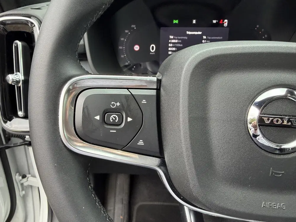Volvo XC40 2.0 B4 Plus Dark uit 2024, foto 19