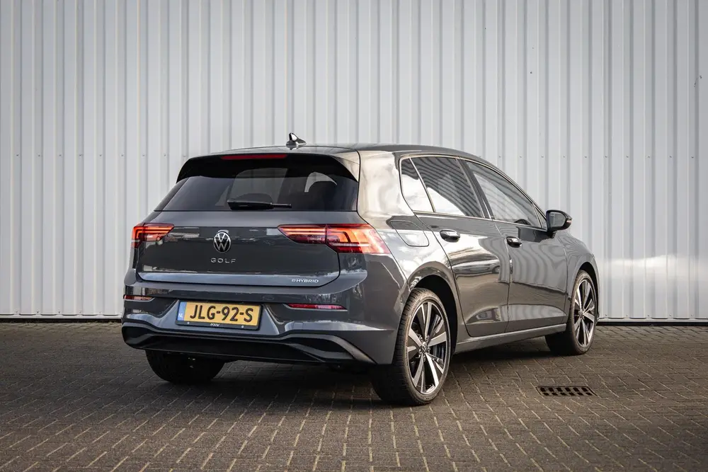 Volkswagen Golf 1.5 eHybrid 204pk Life Edition | 18" Velgen uit 2025, foto 2