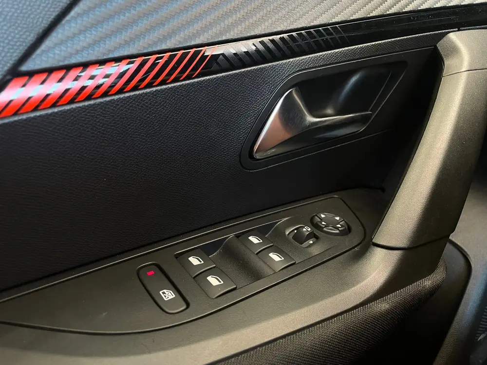 Peugeot 2008 uit 2021, foto 11
