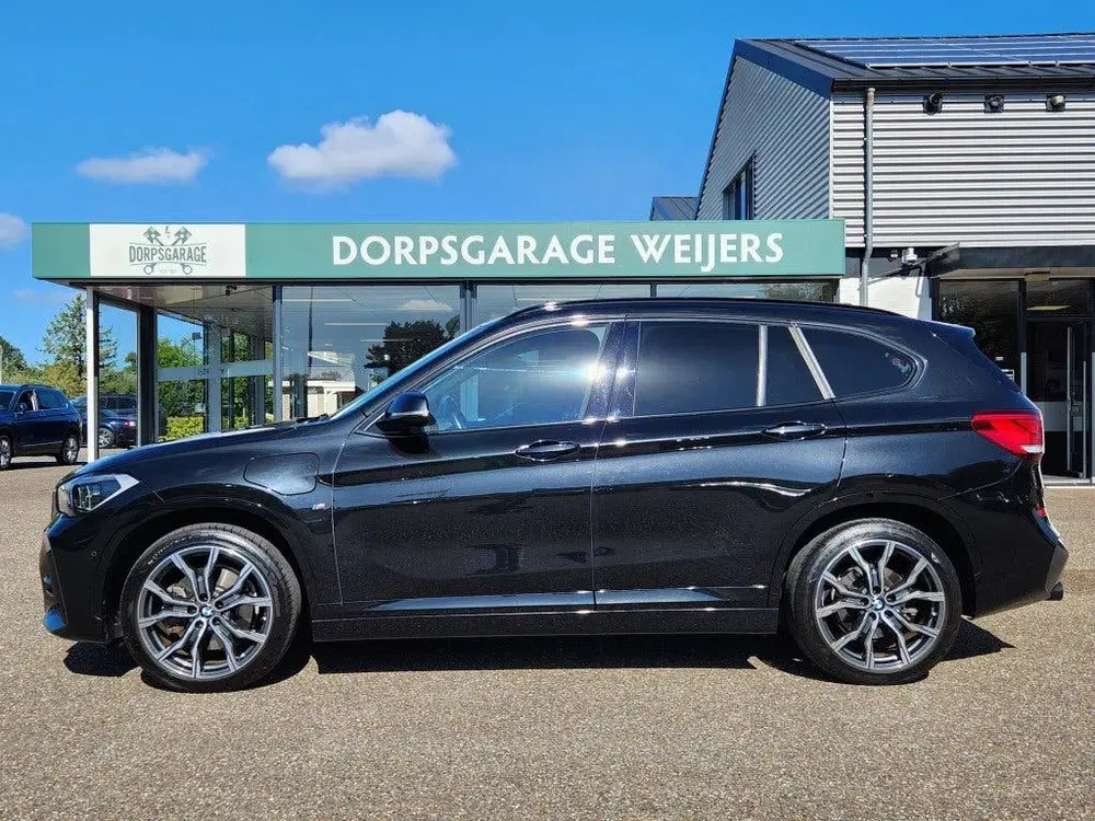 BMW X1 xDrive25e High Executive M-sport uit 2021, foto 10