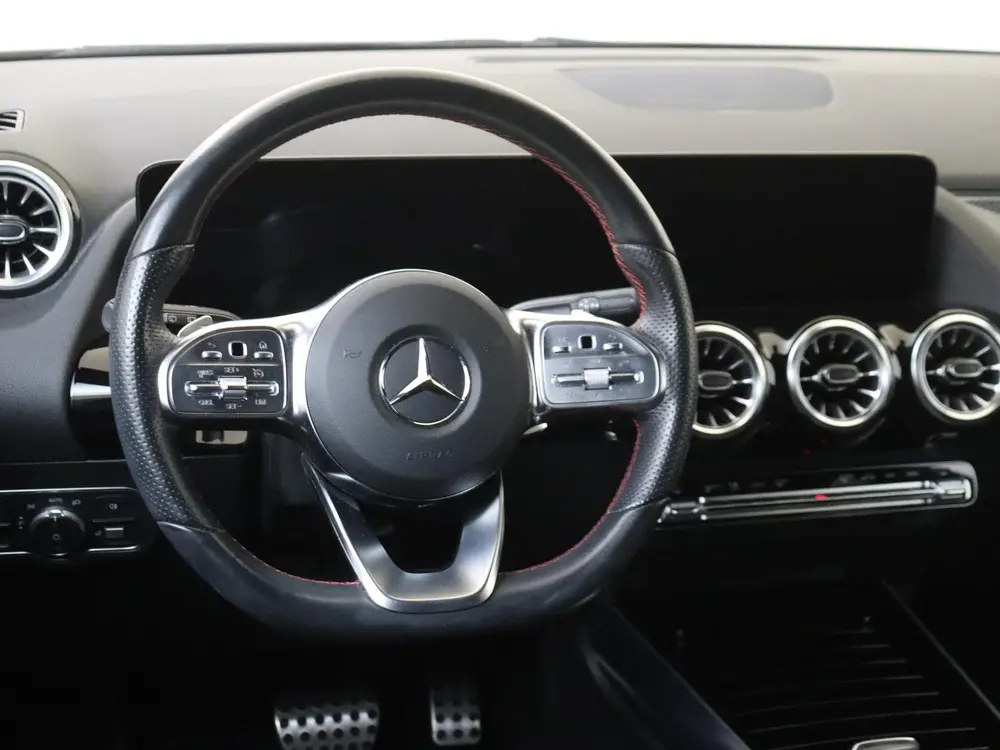 Mercedes-Benz GLA 180 AMG Line uit 2022, foto 10