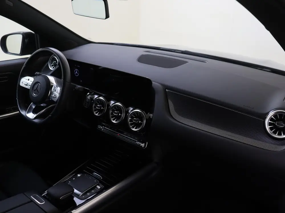 Mercedes-Benz GLA 180 AMG Line uit 2022, foto 5