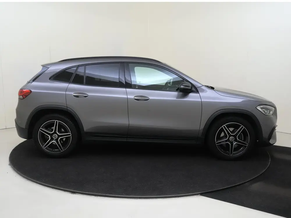 Mercedes-Benz GLA 180 AMG Line uit 2022, foto 9
