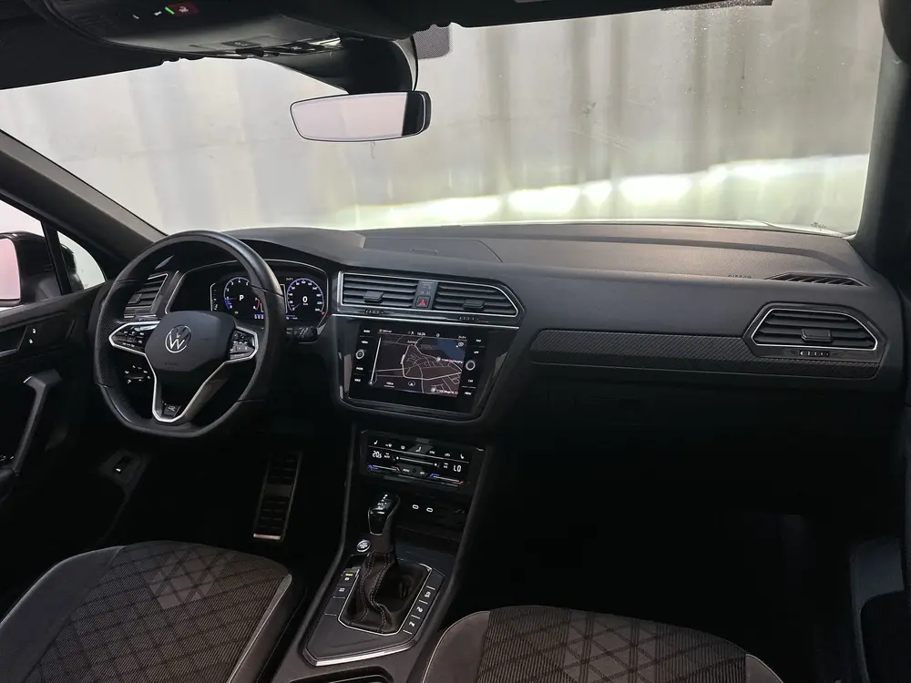 Volkswagen Tiguan 1.5 TSI 150pk DSG R-Line Business Panorama uit 2023, foto 2