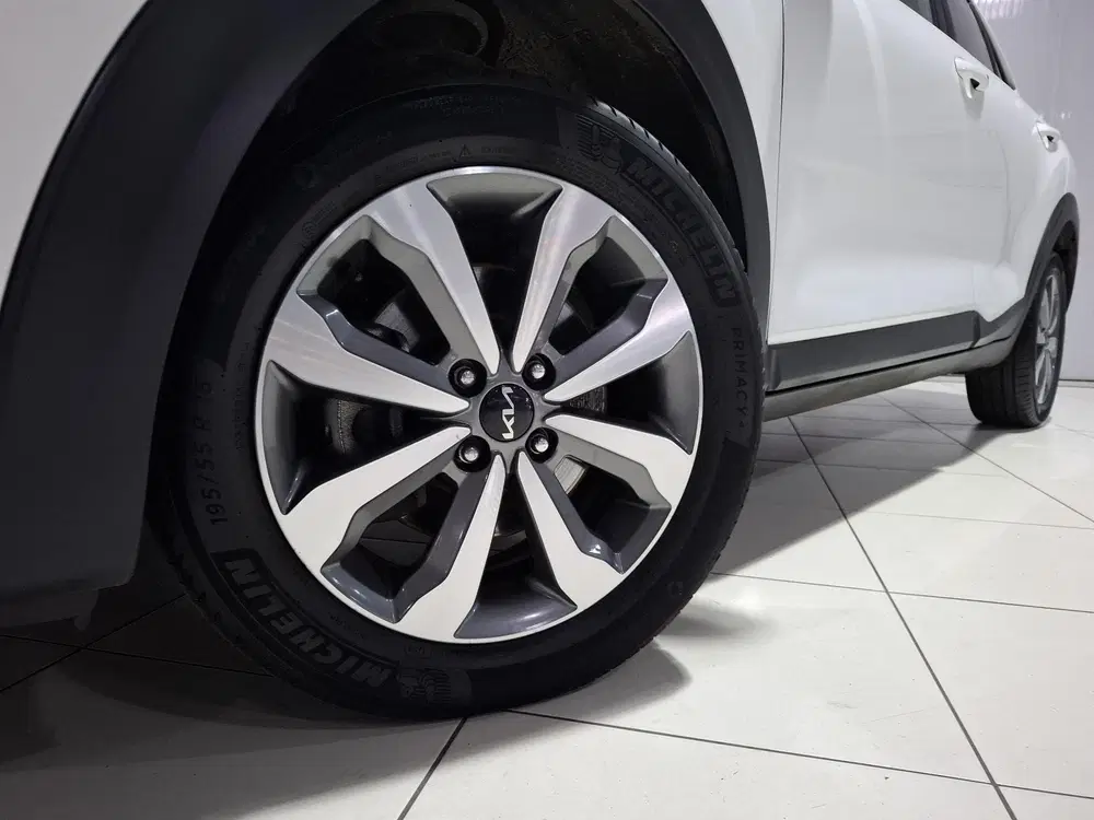 Kia Stonic 1.0 T-GDi MHEV DynamicPlusLine Navigatie A uit 2022, foto 2