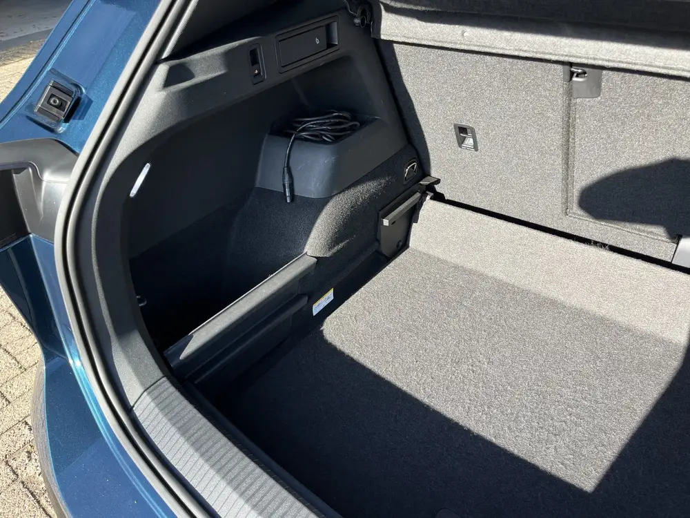 Volkswagen Tiguan 2.0 TDI R-Line Stoelverwarming Massage App uit 2024, foto 15
