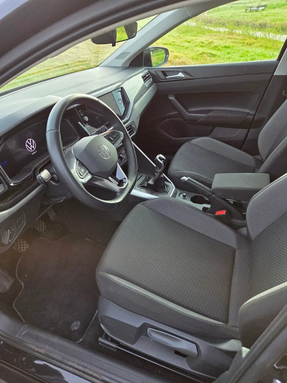 Volkswagen Polo 1.0 MPI 80pk 2024 zwart | airco | lage km uit 2024, foto 9