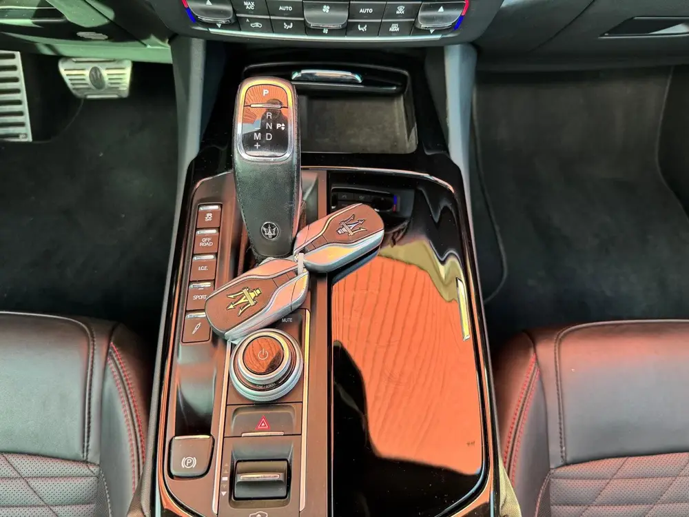 Maserati Levante 3.0 V6 S AWD GRANLUSSO PANO 430PK LUCHTVERI uit 2021, foto 18