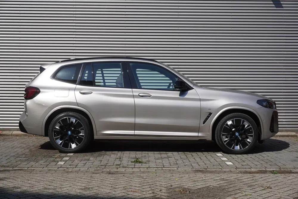 BMW iX3 uit 2023, foto 2