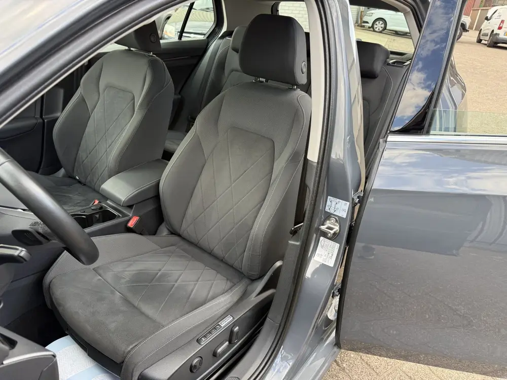 Volkswagen Golf 1.4 eHybrid (bj 2024, automaat) uit 2024, foto 3