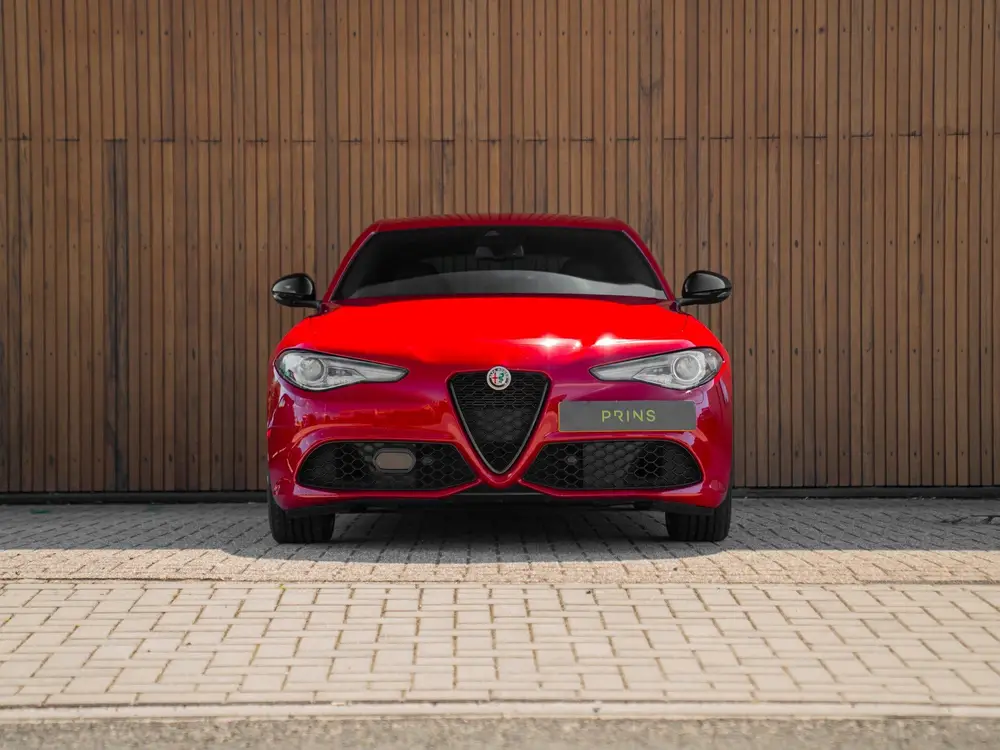 Alfa Romeo Giulia 2.0 T Veloce 280pk AWD uit 2022, foto 2