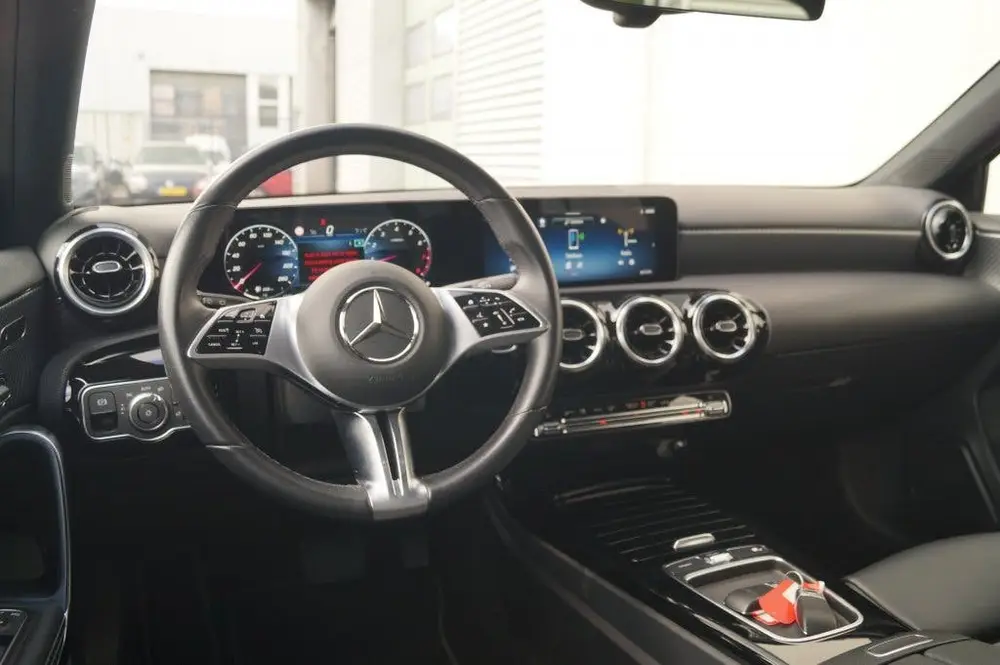 Mercedes-Benz A-Klasse 180 Automaat Luxury Line -LED-ECC-PDC uit 2023, foto 9