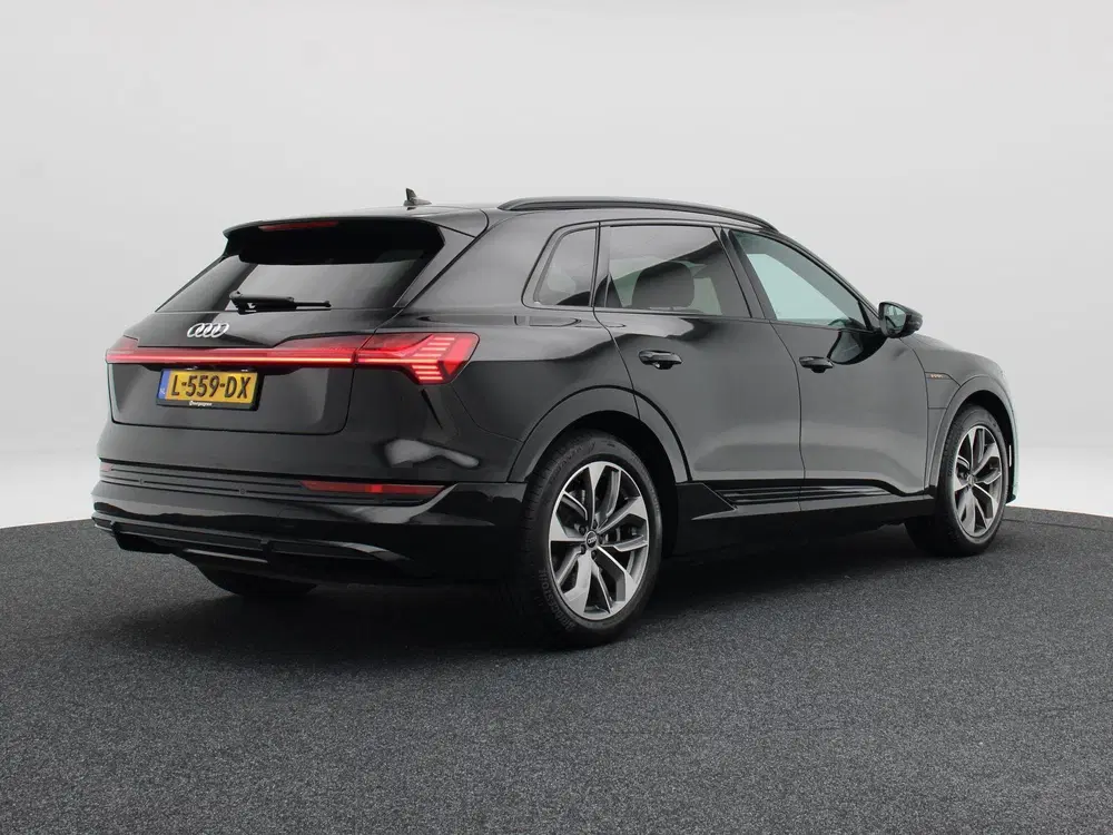 Audi e-tron 55 quattro S edition 95 kWh 408 Pk uit 2021, foto 3