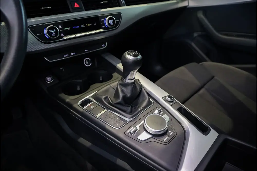 Audi A4 35 TFSI Sport S line edition Sportstoelen uit 2019, foto 15