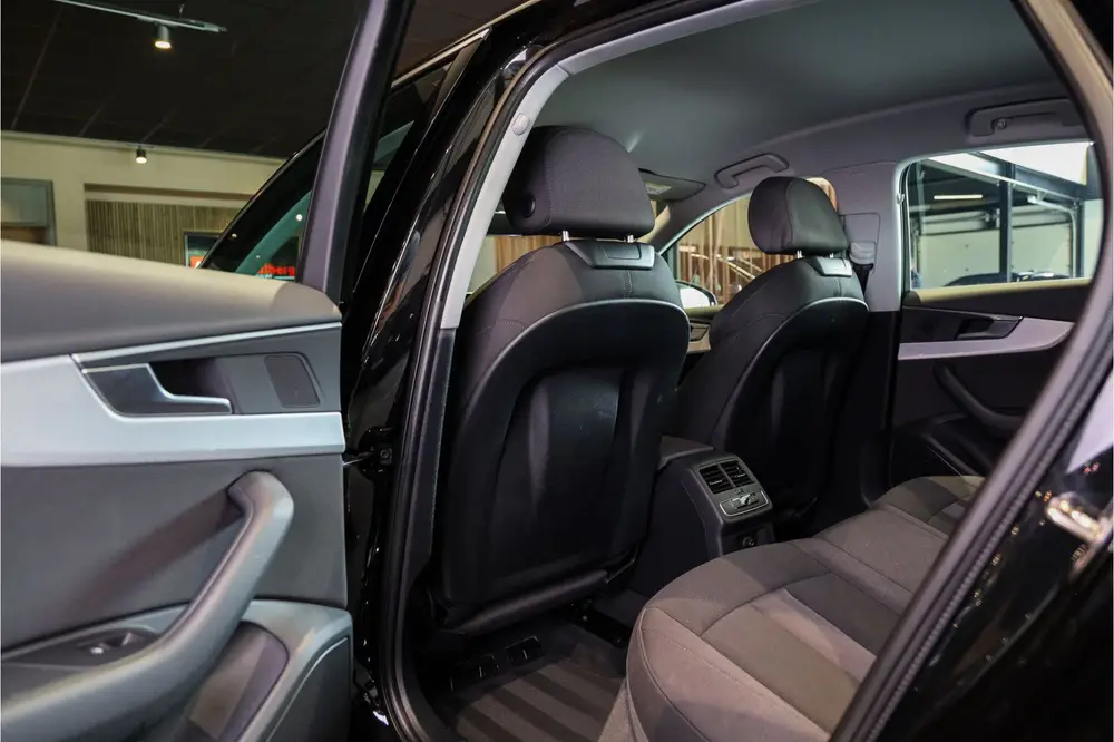 Audi A4 35 TFSI Sport S line edition Sportstoelen uit 2019, foto 9