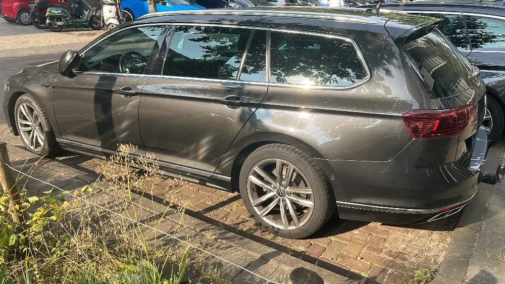 Volkswagen Passat Variant Passat 2.0 TDI 150pk 7-DSG 2021 Grijs uit 2021, foto 3