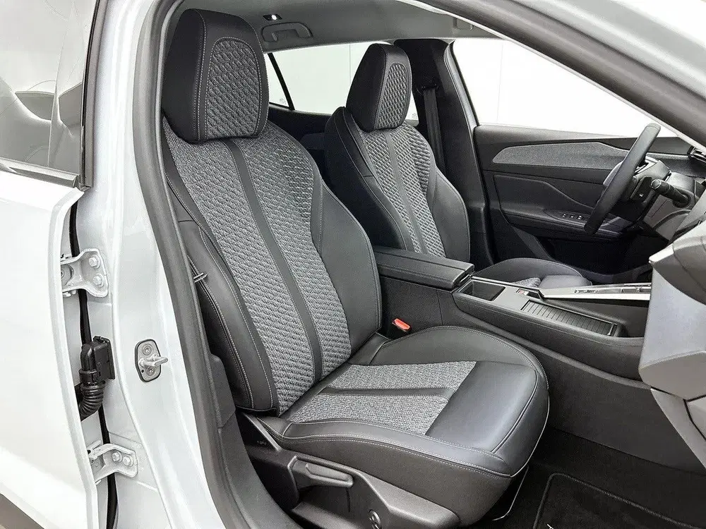 Peugeot 408 Allure Hybrid 145pk Automaat uit 2026, foto 14