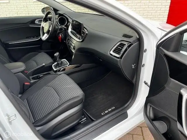 Kia Ceed 1.5 T-GDi DynamicPlusLine uit 2022, foto 8