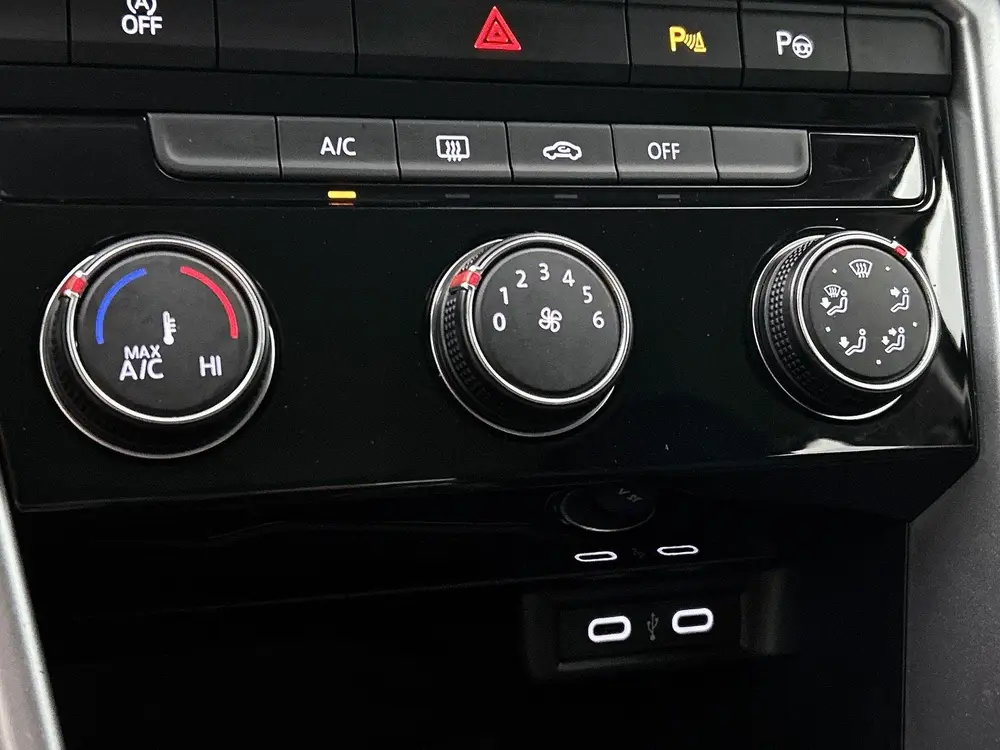 Volkswagen T-Roc 1.0 TSI Life 75 Edition uit 2022, foto 19
