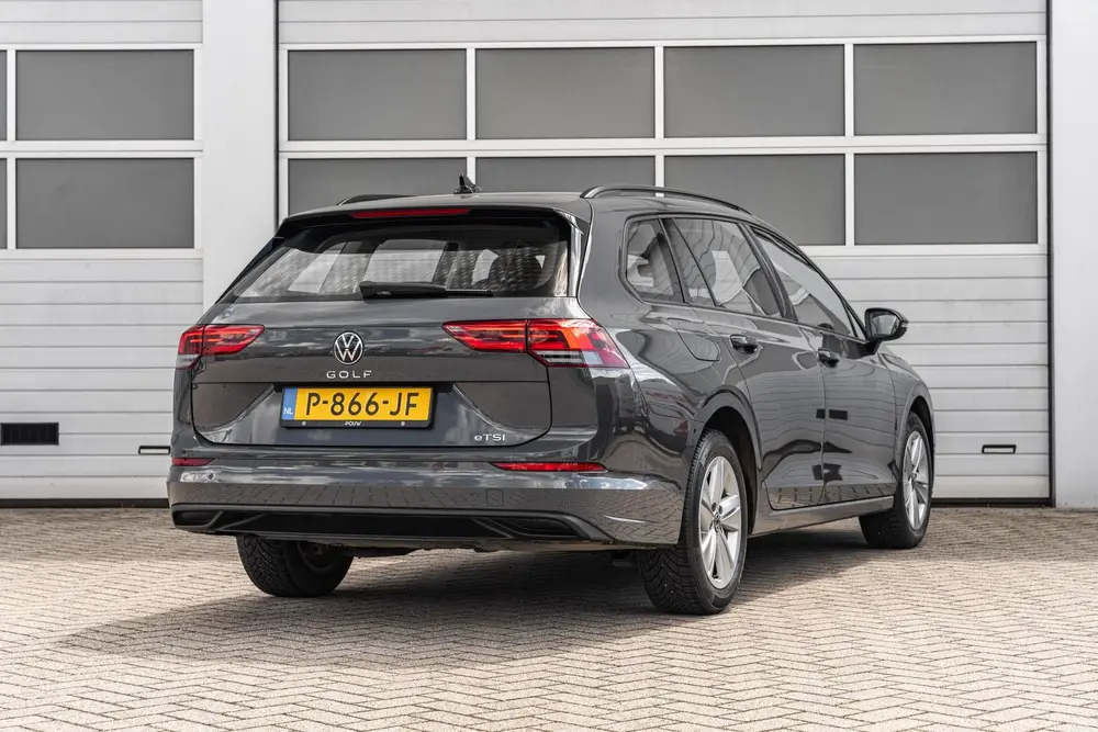 Volkswagen Golf Variant 1.0 eTSI 110pk DSG Life | Navigatie uit 2022, foto 2