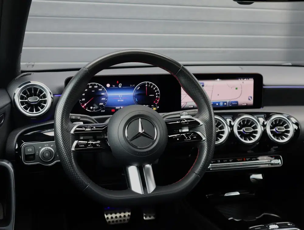 Mercedes-Benz A-Klasse 250 e Star Edition AMG Line uit 2024, foto 13