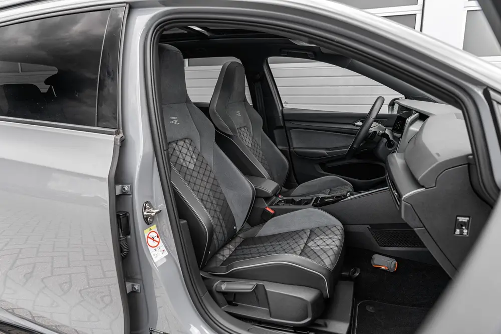 Volkswagen Golf Variant 1.5 eTSI 150pk DSG R-Line | Panorama uit 2023, foto 17