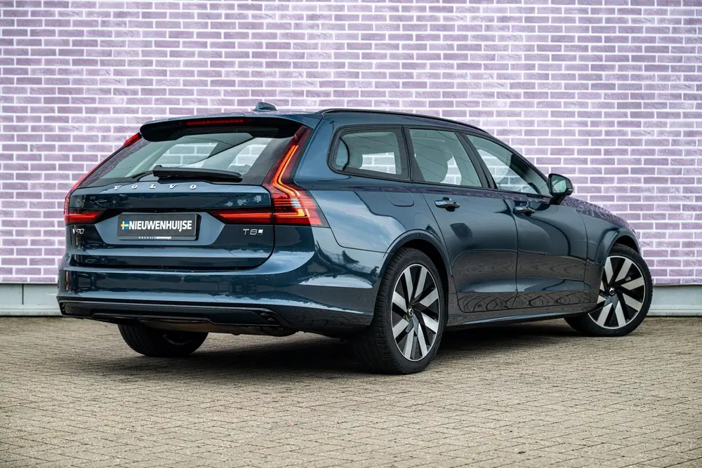 Volvo V90 2.0 T8 Plug-in hybrid AWD Ultra Dark uit 2025, foto 2
