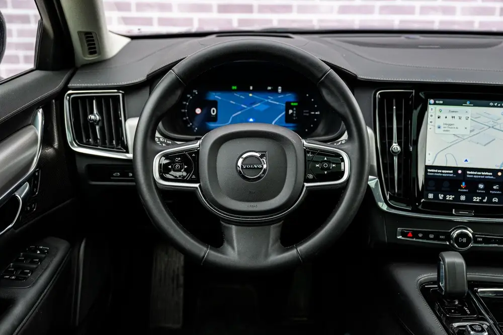Volvo V90 2.0 T8 Plug-in hybrid AWD Ultra Dark uit 2025, foto 3