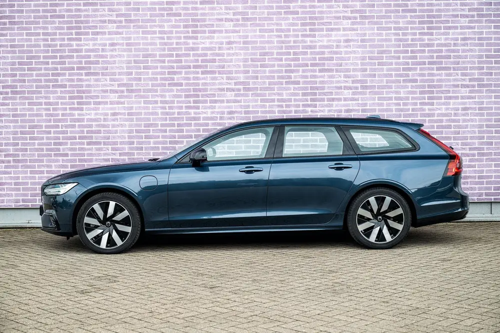 Volvo V90 2.0 T8 Plug-in hybrid AWD Ultra Dark uit 2025, foto 4