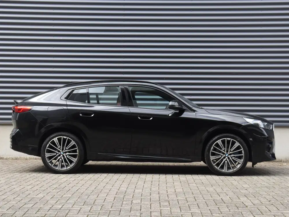 BMW iX2 eDrive20 uit 2025, foto 5