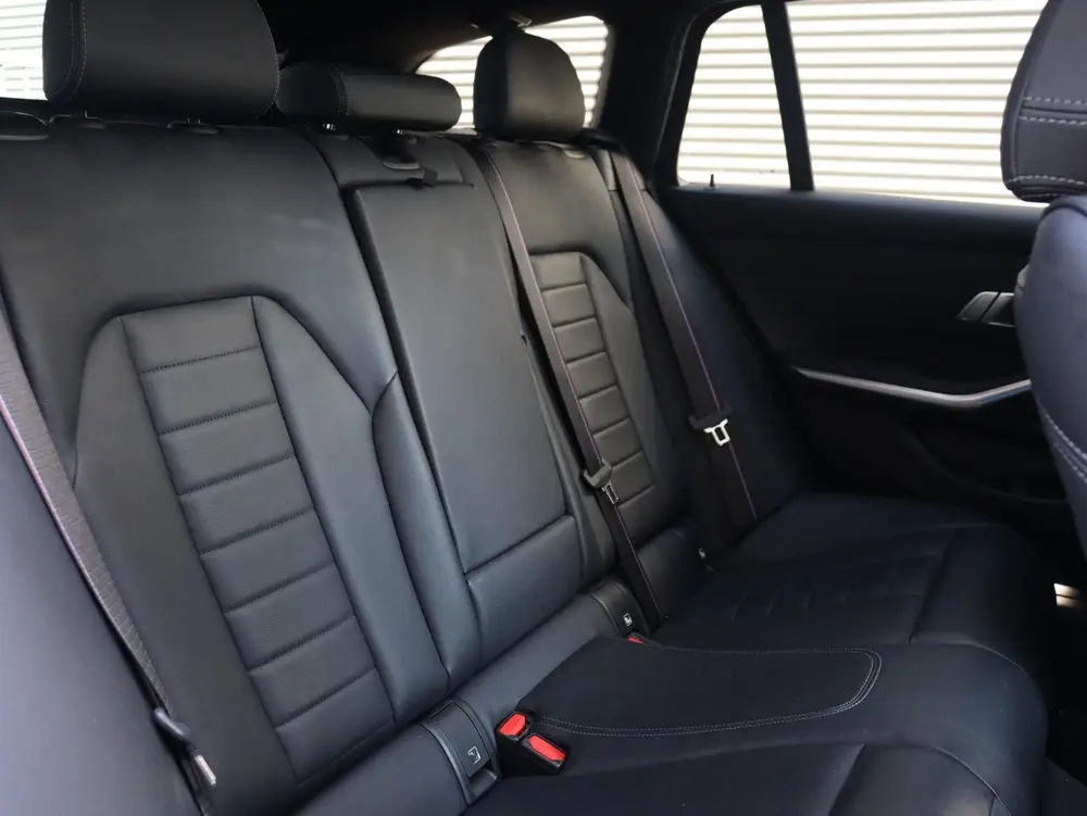 BMW 3-serie Touring 320e uit 2021, foto 11