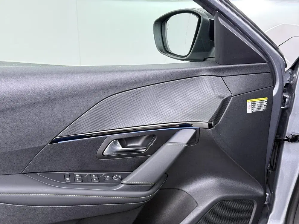 Peugeot 208 GT 145pk Hybrid Automaat uit 2025, foto 15