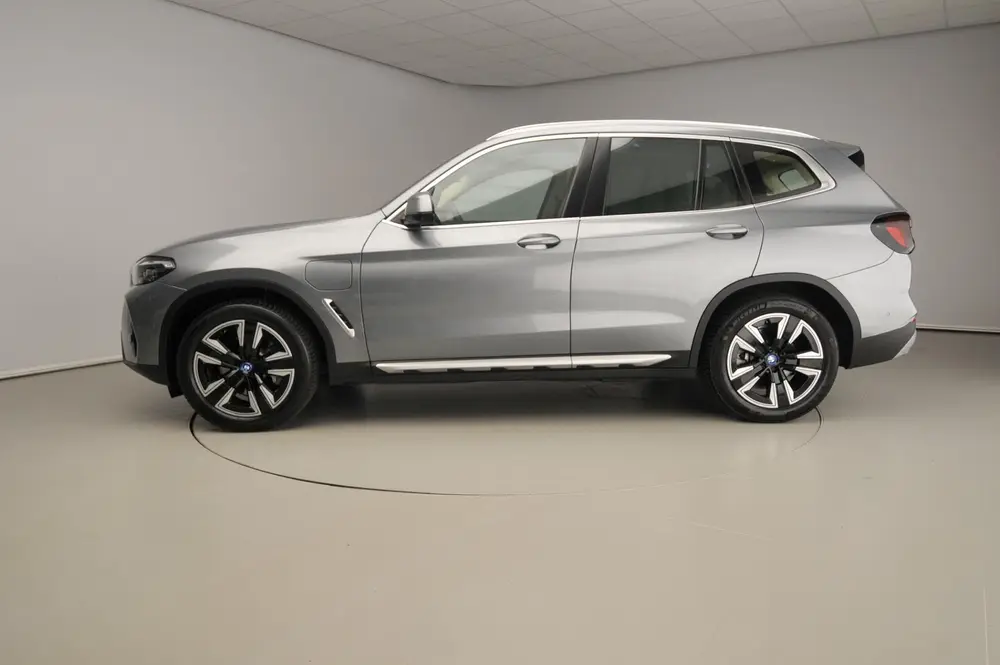 BMW X3 xDrive30e uit 2024, foto 2