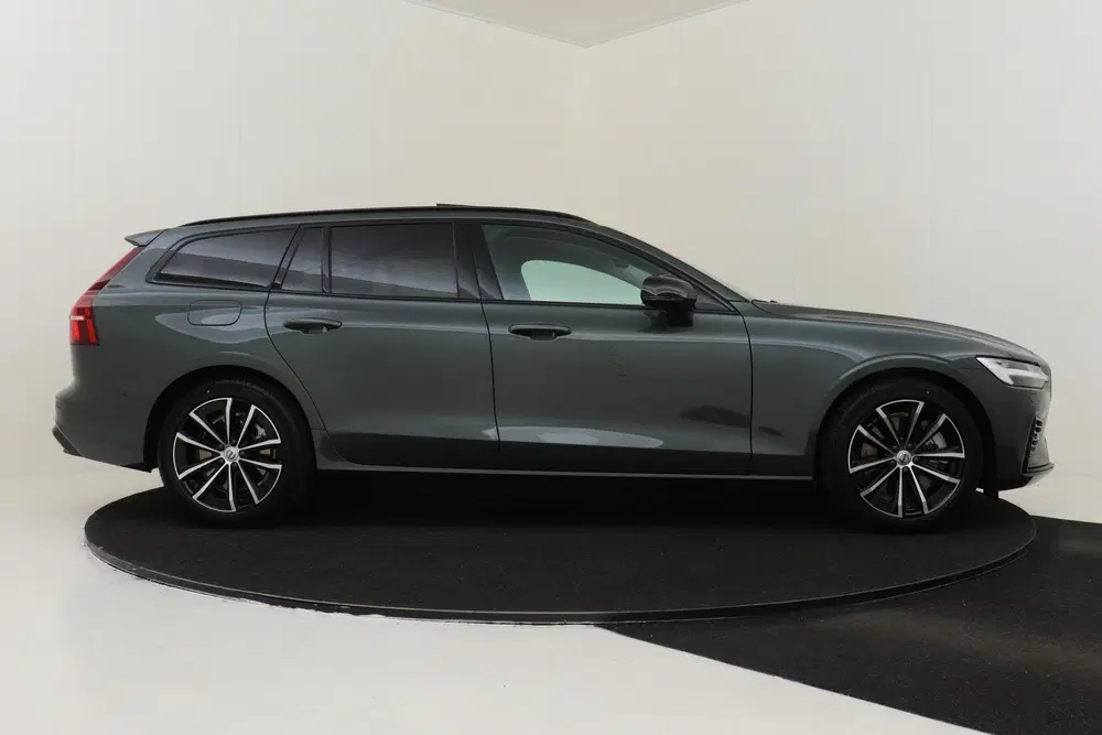 Volvo V60 T6 PLUG-IN HYBRID AWD ULTRA DARK -PANO.DAK uit 2026, foto 13