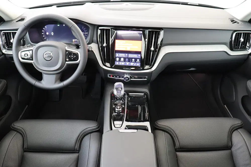 Volvo V60 T6 PLUG-IN HYBRID AWD ULTRA DARK -PANO.DAK uit 2026, foto 4