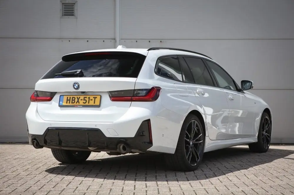 BMW 3-serie 3 Serie Touring 330e xDrive uit 2024, foto 2