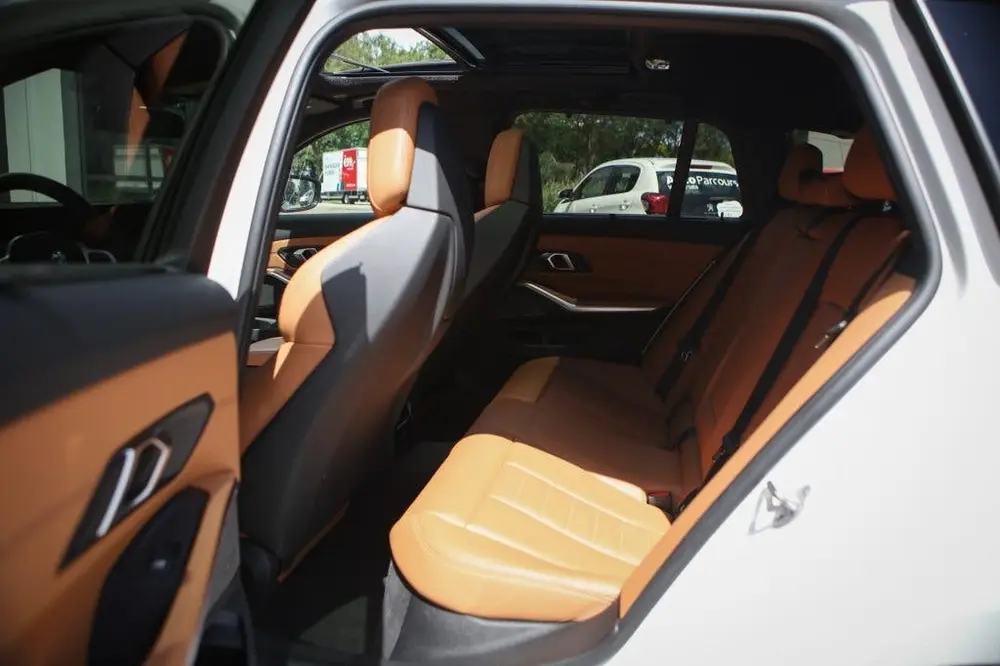 BMW 3-serie 3 Serie Touring 330e xDrive uit 2024, foto 9