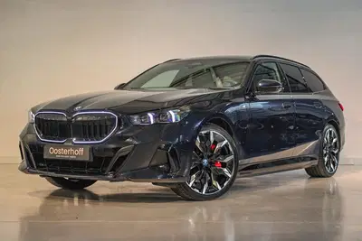 BMW 5-serie 550e xDrive M-sport PANO uit 2025