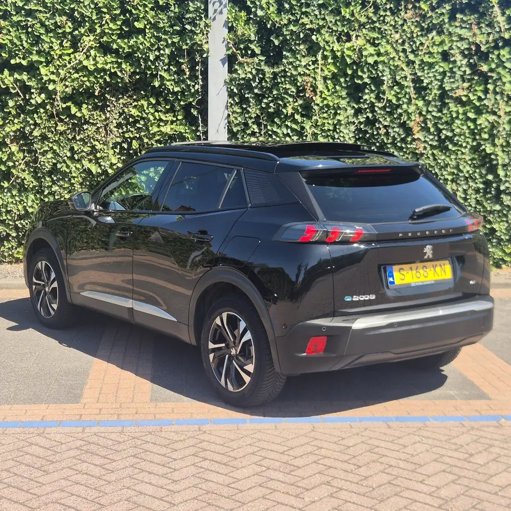 Peugeot 2008 GT uit 2023, foto 3