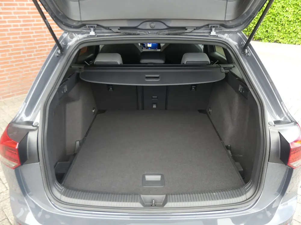 Volkswagen Golf 2.0 TSI R-Line / Trekhaak (bj 2022) uit 2022, foto 11
