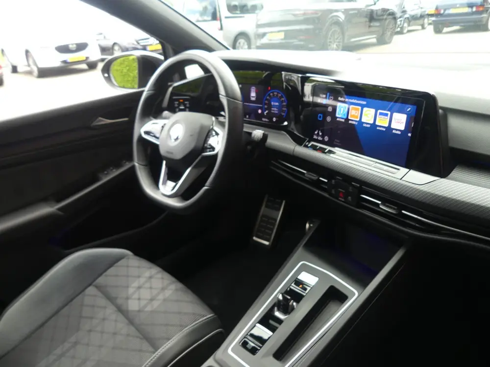 Volkswagen Golf 2.0 TSI R-Line / Trekhaak (bj 2022) uit 2022, foto 2