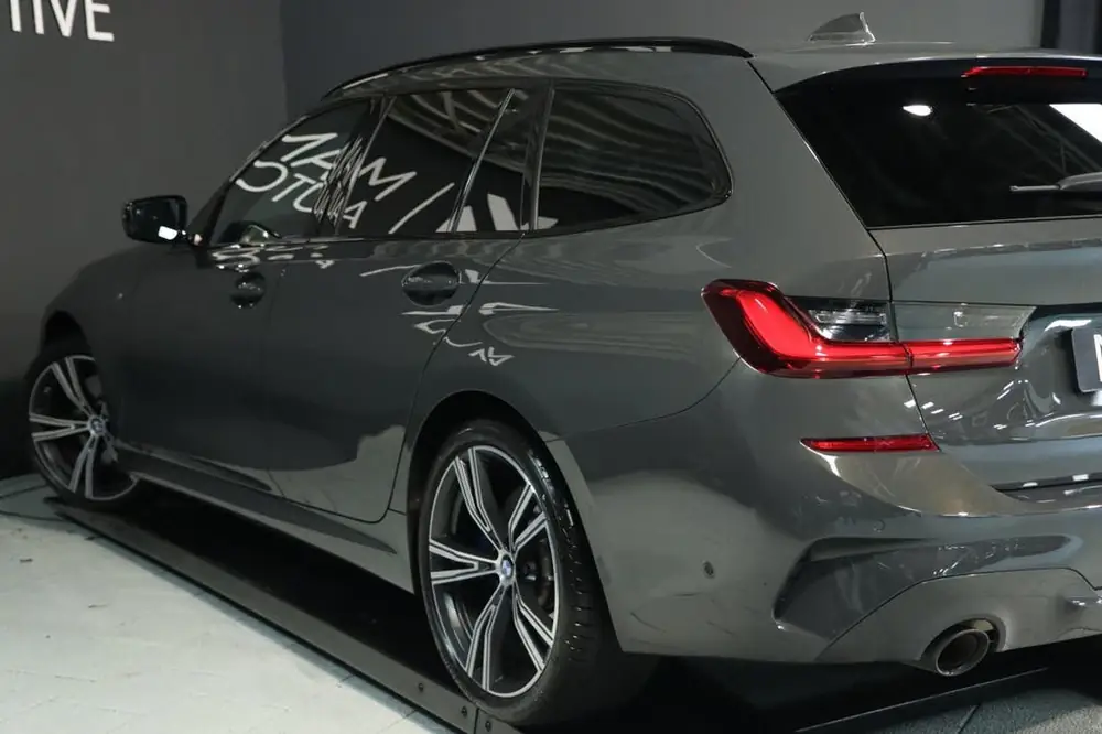 BMW 3-Serie 330i xDrive M Sport / PANO / LASER / HUD / MEMOR uit 2020, foto 3