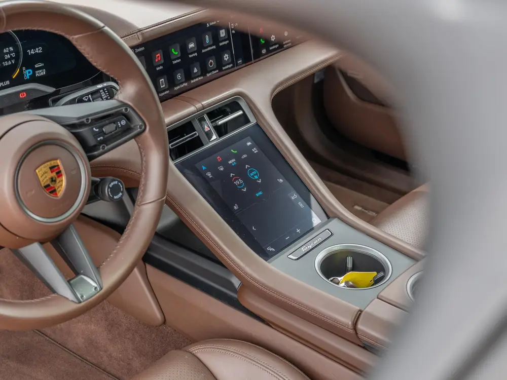 Porsche Taycan Turbo 93 kWh uit 2020, foto 14