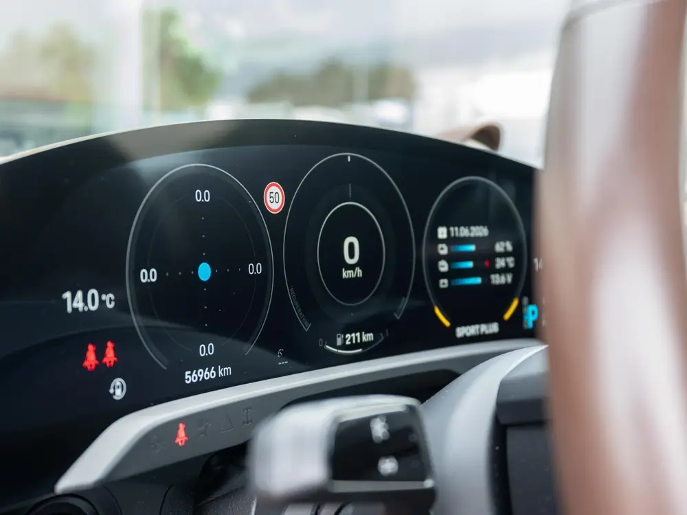 Porsche Taycan Turbo 93 kWh uit 2020, foto 16