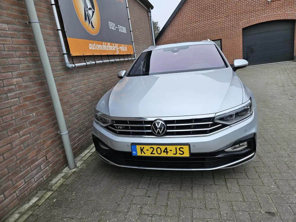 Volkswagen Passat Variant 1.5 TSI R-Line Business + uit 2021, foto 2