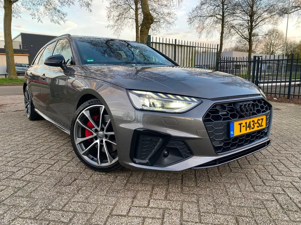 Audi A4 45 TFSI S- Line quattro edition one Apple uit 2020, foto 2
