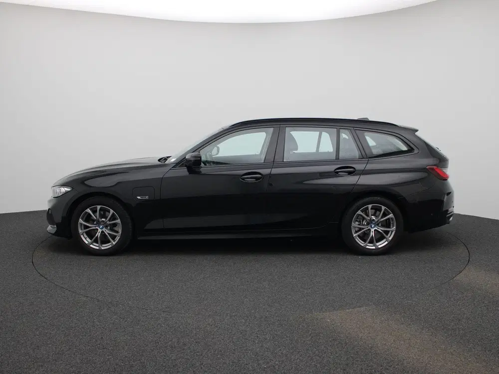 BMW 3-serie 320e uit 2023, foto 4